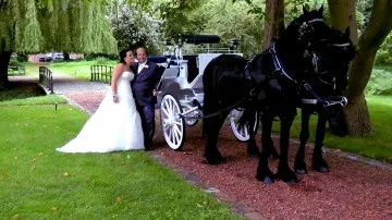 Trouwfilm - Op hun trouwdag rijden Lars en Angela in een koets.
