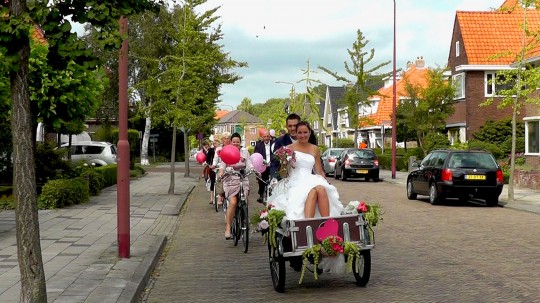 Trouwfilm - Rob en Wendy op de bakfiets door Heerenveen
