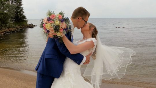 Videograaf Urk - Terwijl Videograaf Assem Producties het huwelijk professioneel vastlegt, poseert het bruidspaar liefdevol op het mooie strand van Urk.