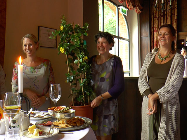 Professionele cameraman tijdens receptie van huwelijk op kasteel Doorwerth - Gelderland