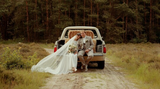 Videograaf Wekerom - Bruidspaar achter in Pickup - Cinemora.