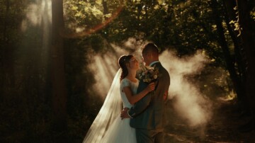 Trouwfilm Nederhemert - Bruidspaar in het bos - Cinemora.