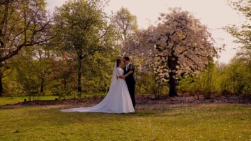 Videograaf Wageningen - Bruidspaar bloesem Belmonte Arboretum - Trouwfilm Assem Producties.