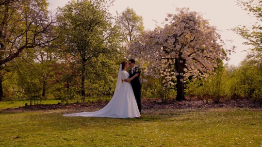 Videograaf Wageningen - Bruidspaar bloesem Belmonte Arboretum - Trouwfilm Assem Producties.