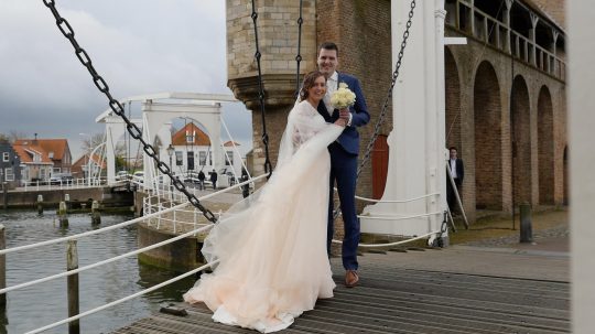 Videograaf Zeeland - Zierikzee - Bruidspaar op brug